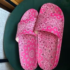 Steve Madden hot pink paisley slides